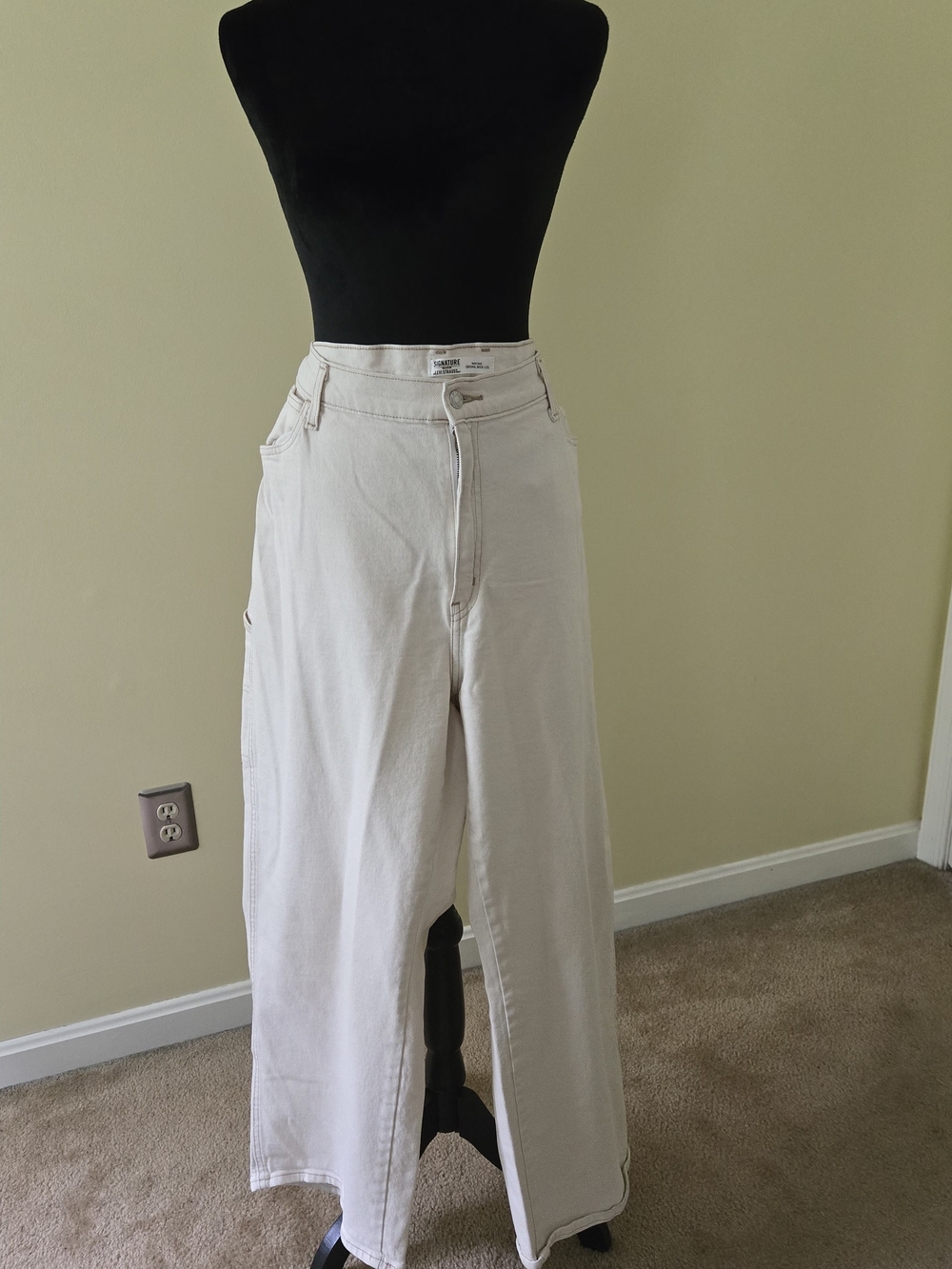 Levi's Wide Leg Cargo Jeans in Off-White